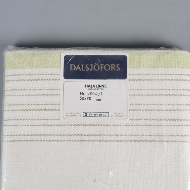 Närbild på etikett med Dalsjöfors och storleken 50x70 cm på kökshandduk