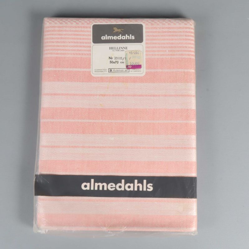 Ljusrosa och vit randig kökshandduk i originalförpackning
