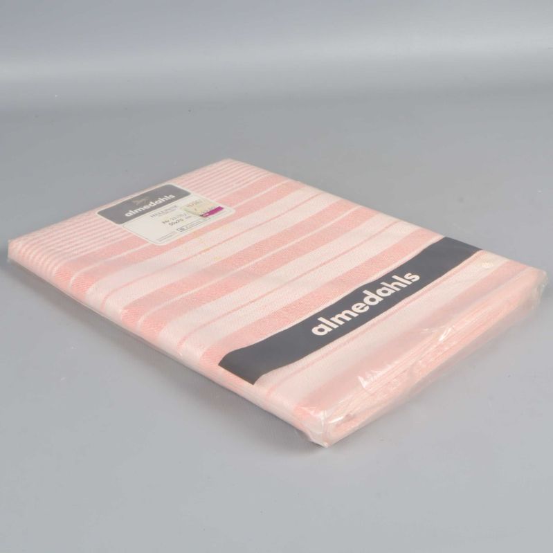 Kökshandduk i hellinne liggande snett i förpackning