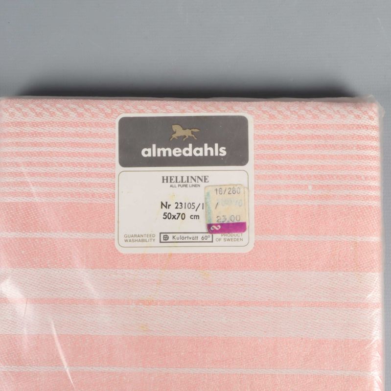 Närbild av etikett från almedahls med mått 50x70 cm