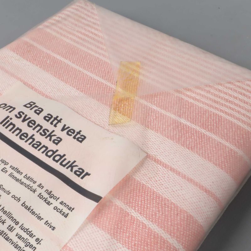 Närbild av hörn med upphängningsögla på handduken