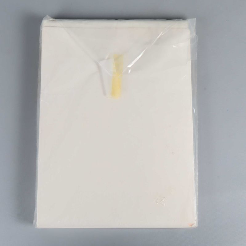 Baksida av vit handduk i plastförpackning