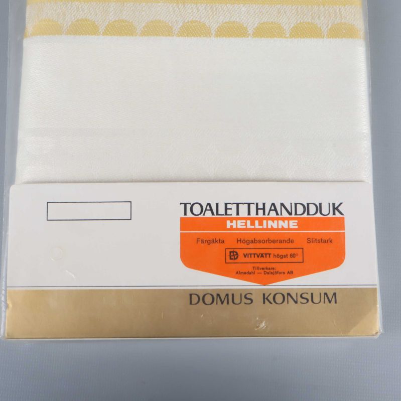 Handdukens nedre del och tydlig domus konsum etikett