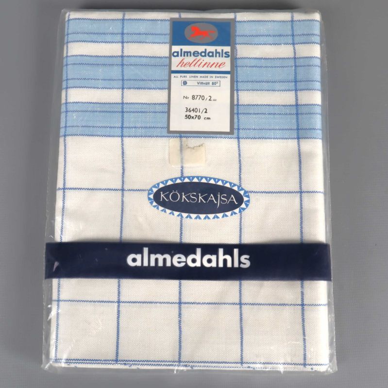 Förpackad blåvit linnehandduk