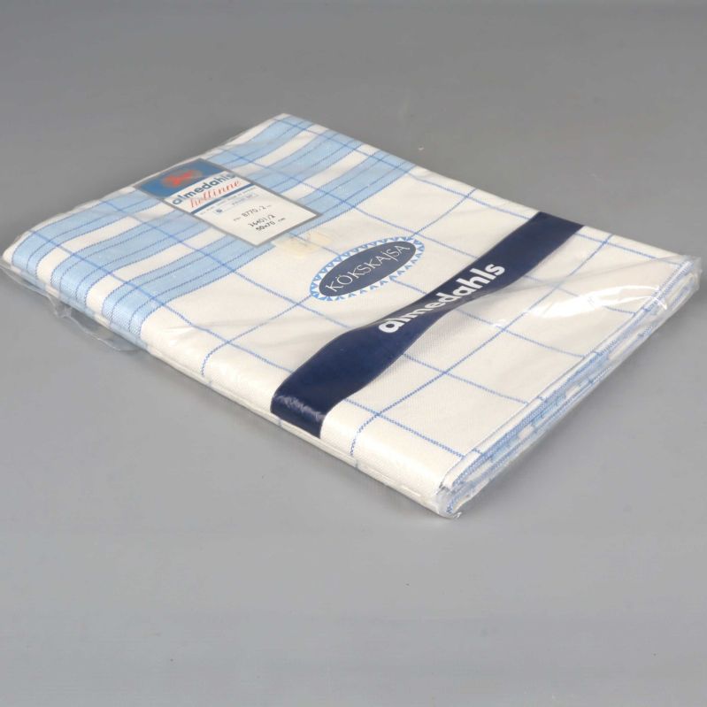 Kökshandduk med blå rutmönster sedd från sidan