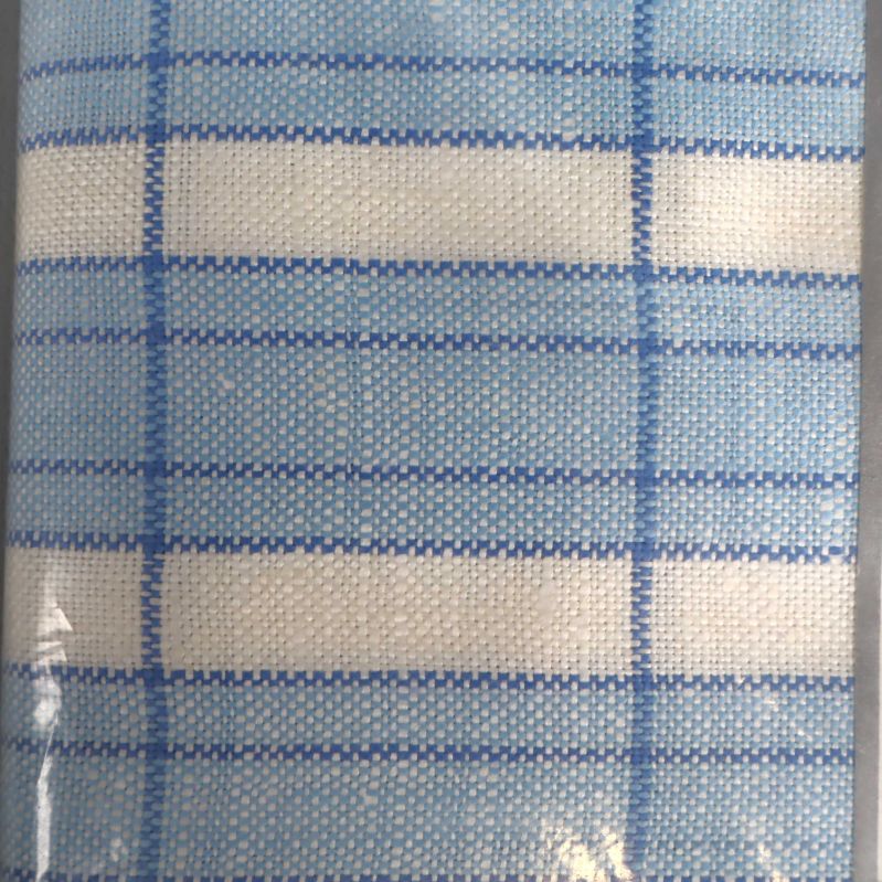 Närbild på handdukens blå och vita rutor i vävt linnetyg