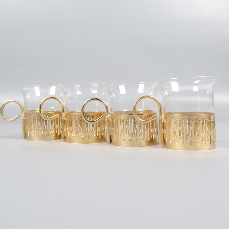 Glaskoppar på rad med tydliga guldfärgade hållare