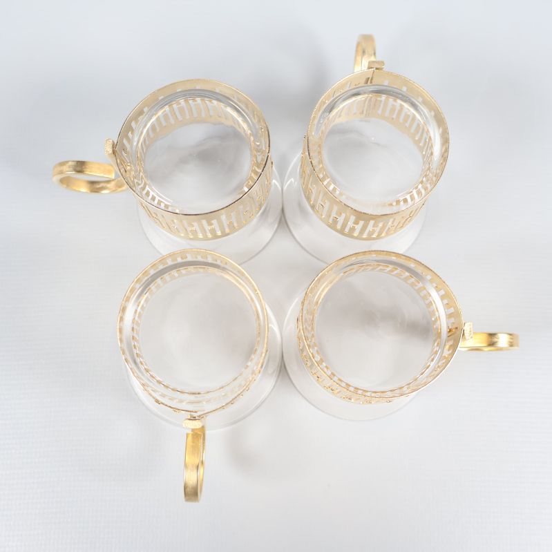 Top-down perspektiv på glaskoppar med guldfärgade hållare