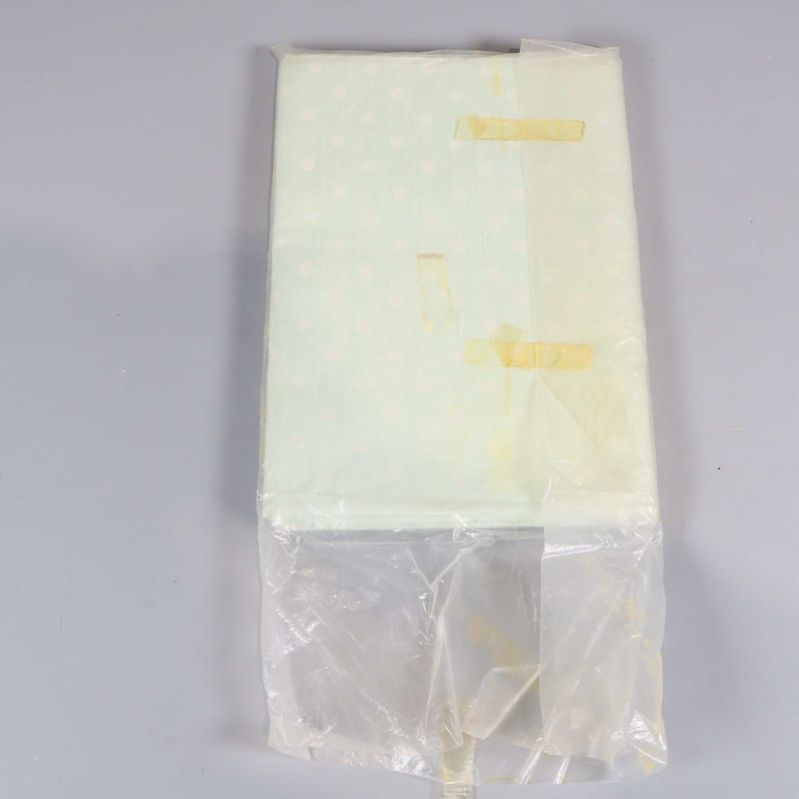 Baksidan av förpackad handduk