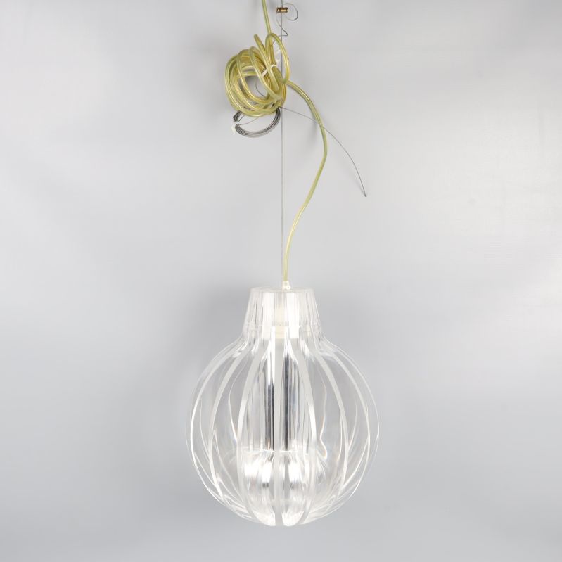 Takpendel med transparent globformad skärm hängande från tak