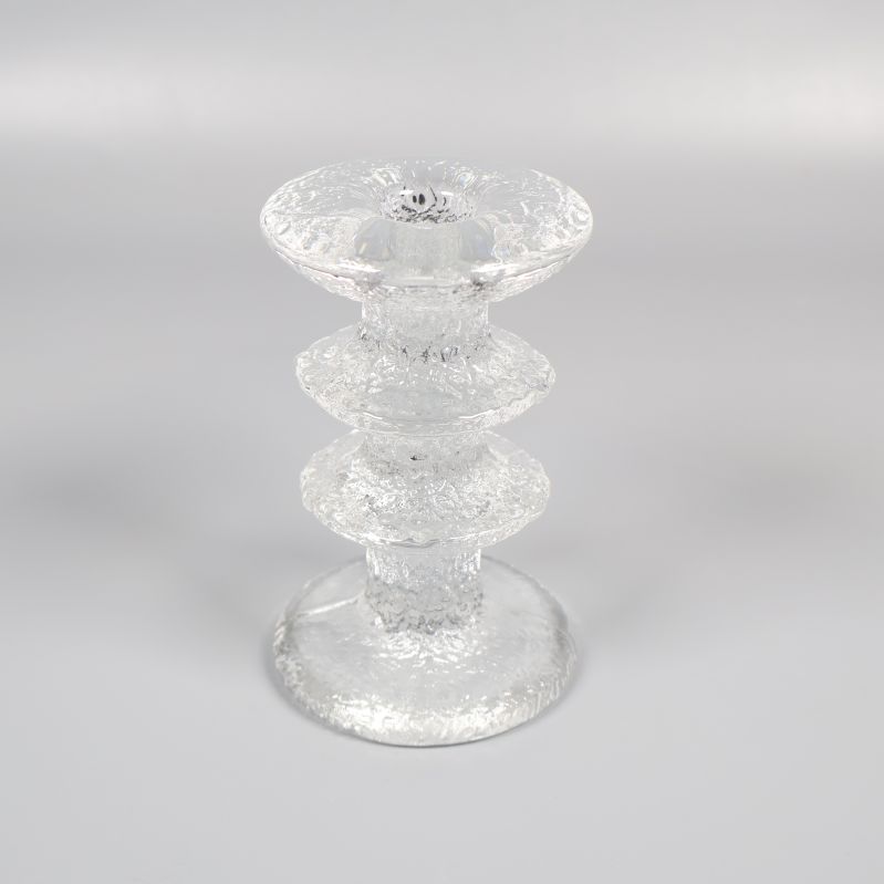 Närbild av glasljusstake med strukturerade ringar