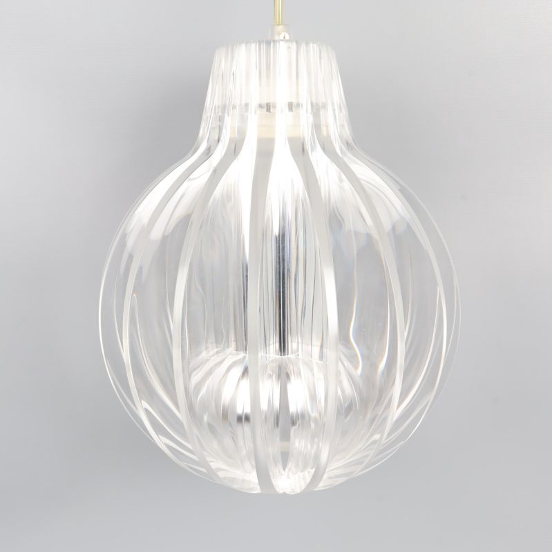 Närbild på genomskinlig globskärm av taklampa