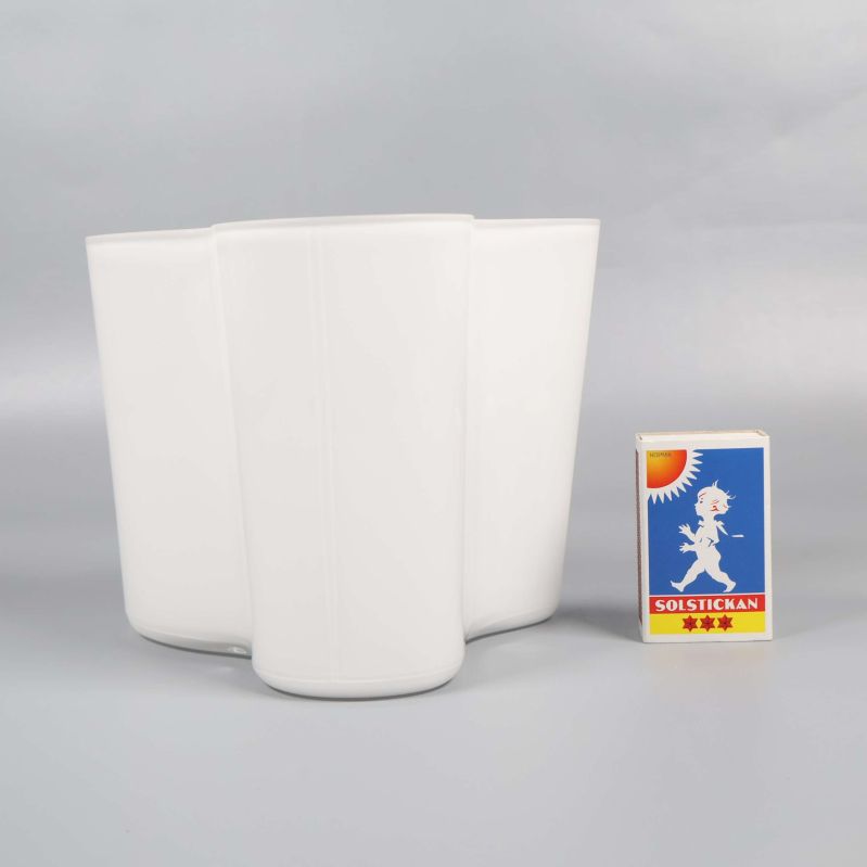 Vit vas jämte tändsticksask visar proportioner