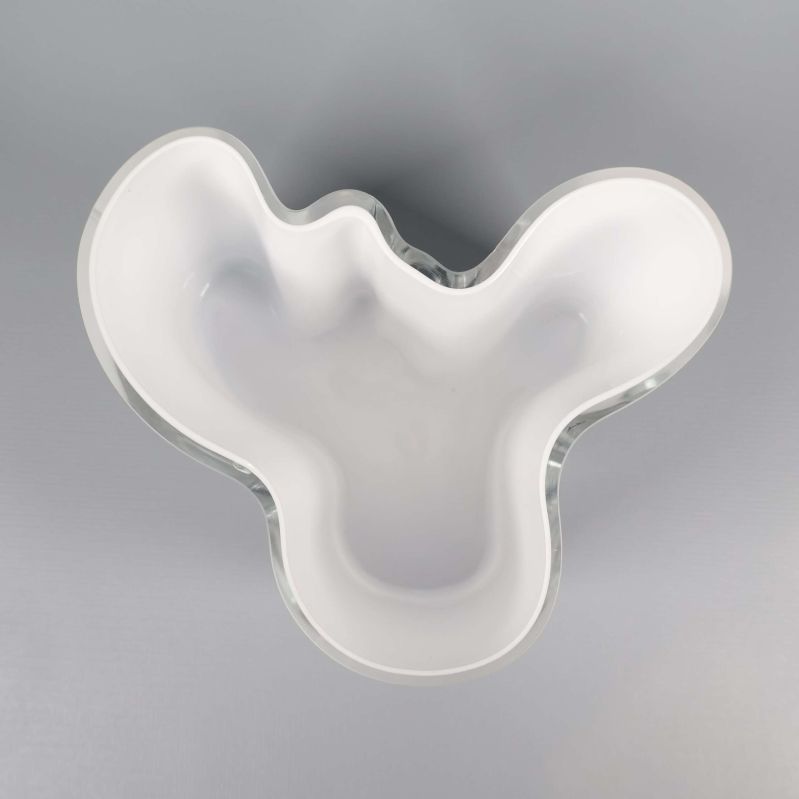 Vasens vågiga öppning sedd uppifrån