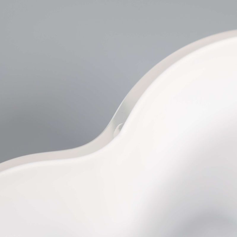 Närbild på vasens ovankant och materialstruktur