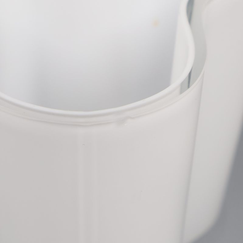 Närbild av litet nagg på vasens kant