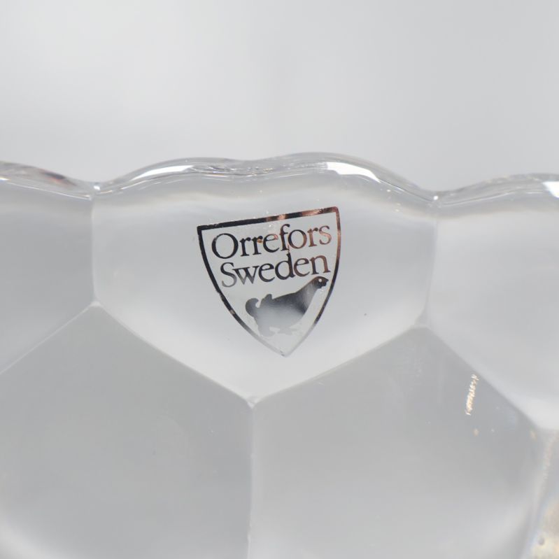 Närbild på Orrefors Sweden etikett på skål
