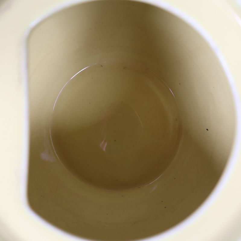 Insidan av gul tekanna visas tydligt ovanifrån