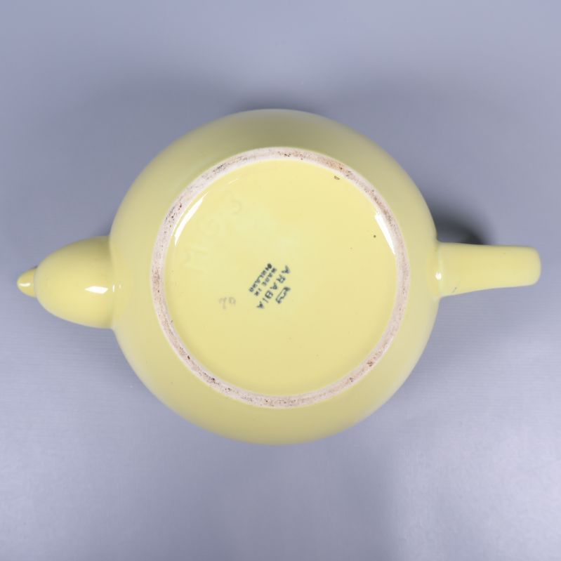 Undersidan av tekannan med Arabia-stämpel