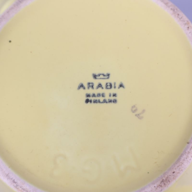 Närbild på Arabia Finland stämpel på kannans botten