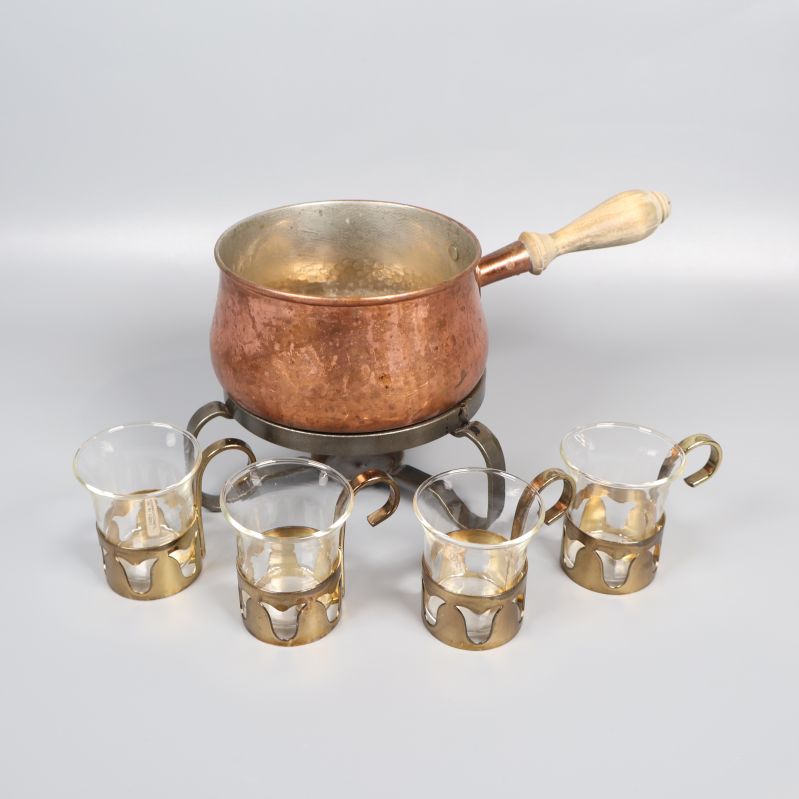 Glöggryta i koppar med fyra glasmuggar och ställ