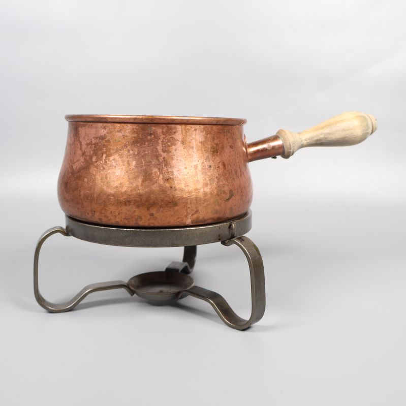 Glöggryta i koppar på metallställ, sedd från sidan