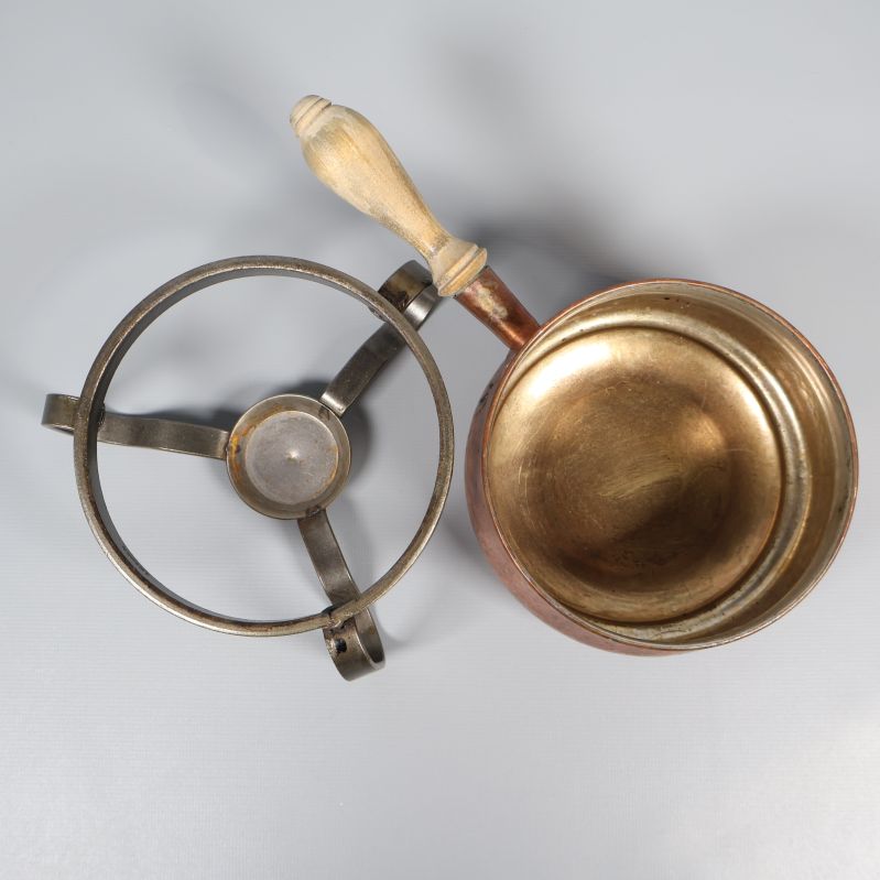 Glöggryta och metallställ sedd ovanifrån