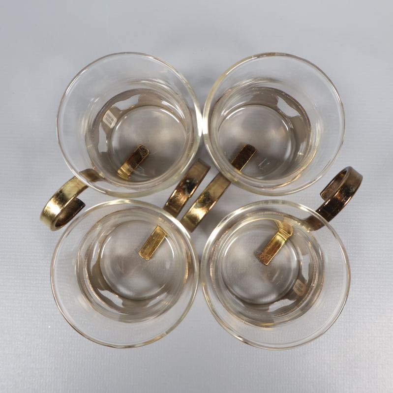 Fyra glasmuggar med hållare sedd ovanifrån