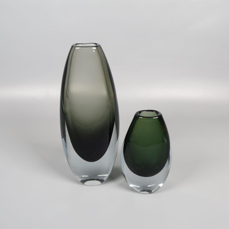 Två glasvaser i olika storlekar mot ljus bakgrund