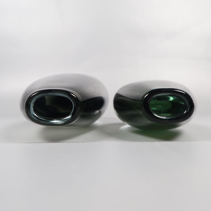 Öppningar upptill på två ovala glasvaser i detalj