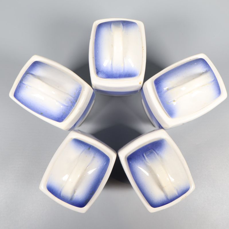 Öppna kryddburkar visade uppifrån med blå kanter