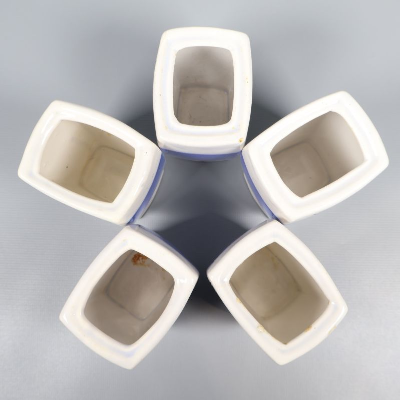 Insidan av fem tomma kryddburkar uppifrån