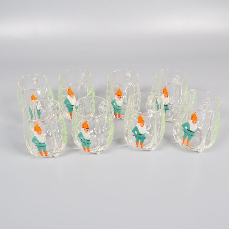 Åtta glöggkoppar med tomtar och gröna detaljer på rad