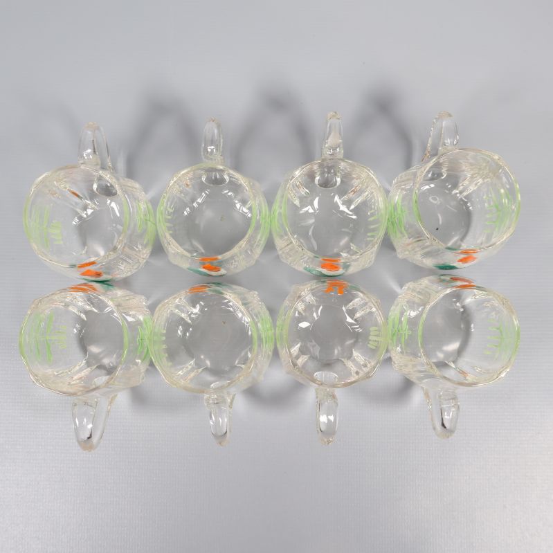 Åtta glöggkoppar ses uppifrån, visar innanmätet och mönster