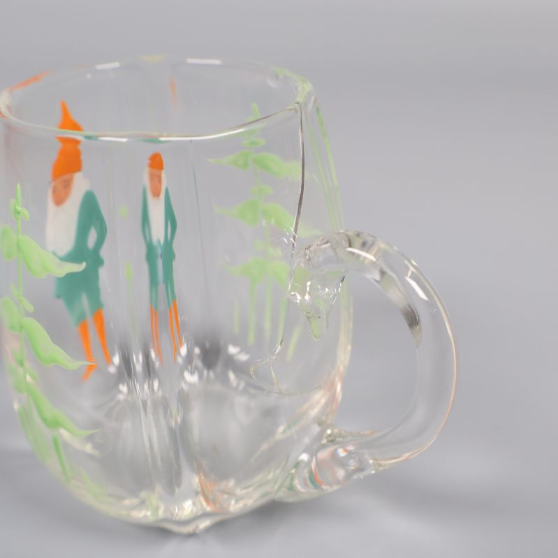 Närbild på spricka i en kopp