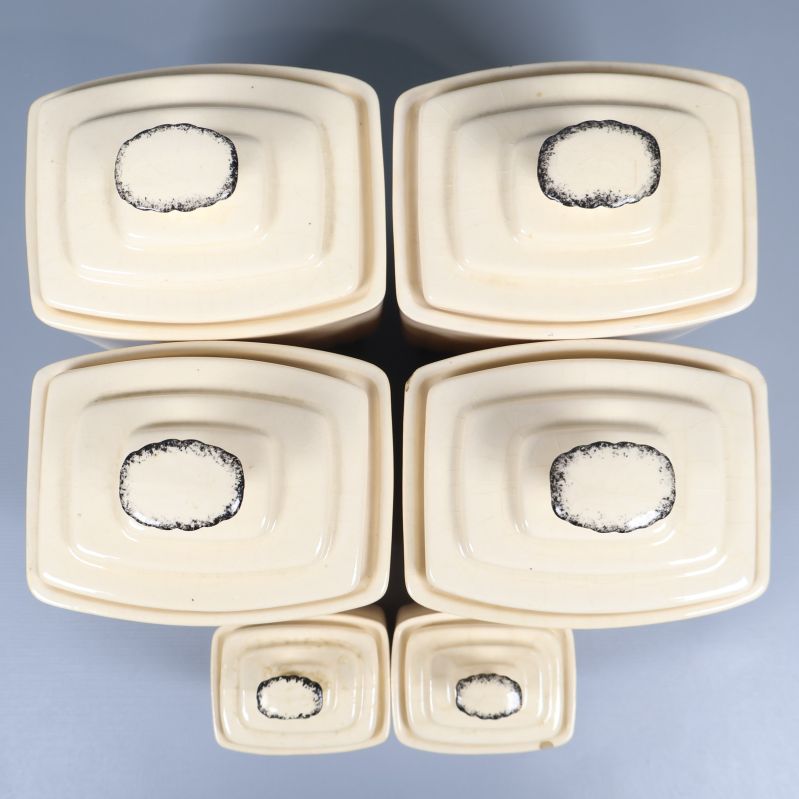 Burkarnas lock sedda ovanifrån med svartmålad dekor runt knoppen