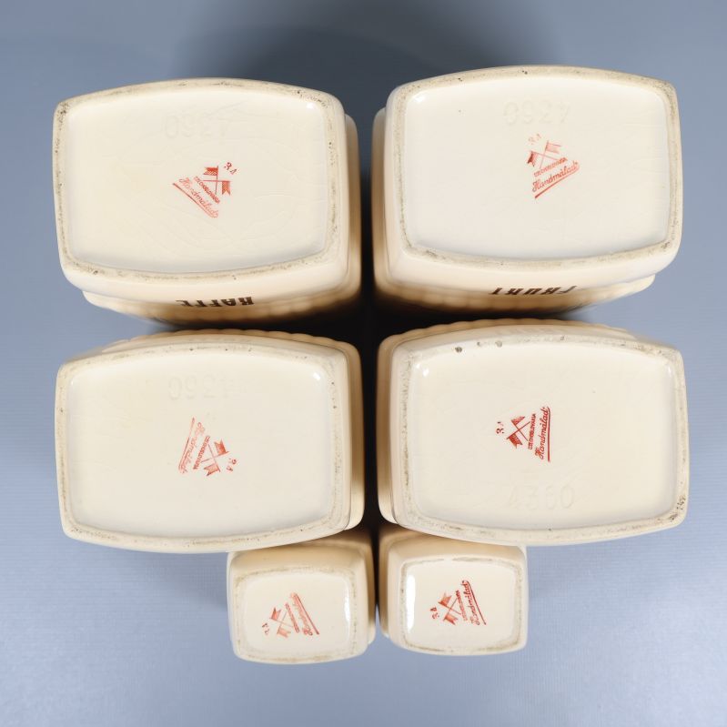 Burkar med stämplar och nummer på undersidan uppradade