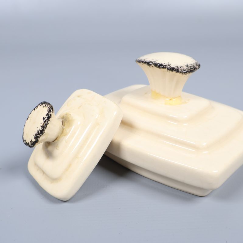 Närbild på lagade handtag på två lock