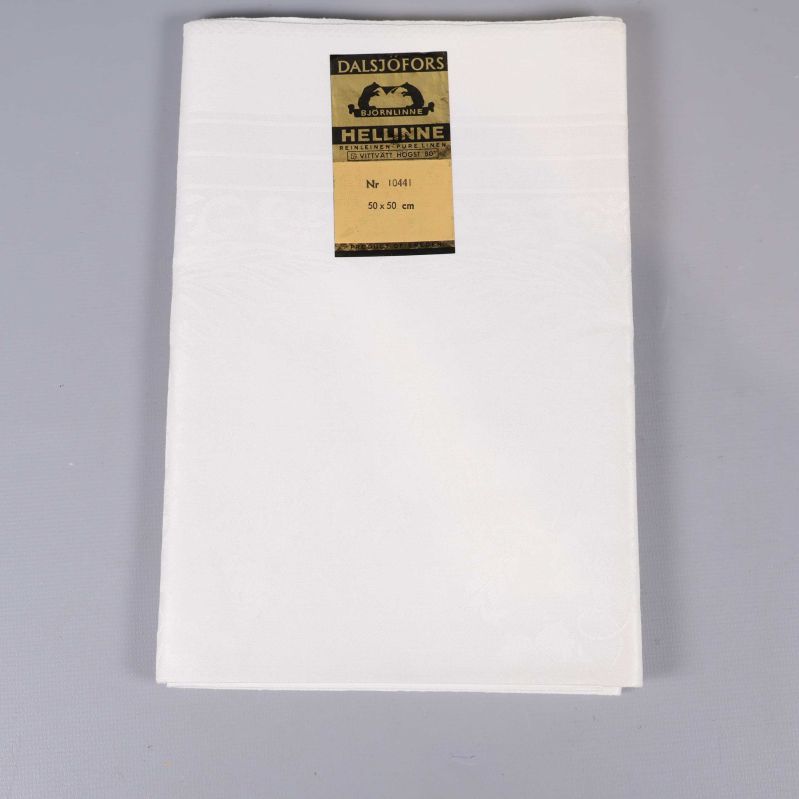 Vit linneservett i vikt skick med etikett