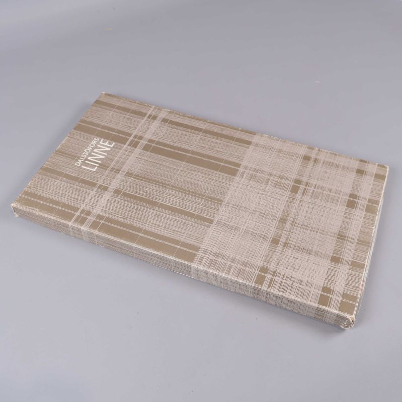 Sidovy av rutmönstrad kartong