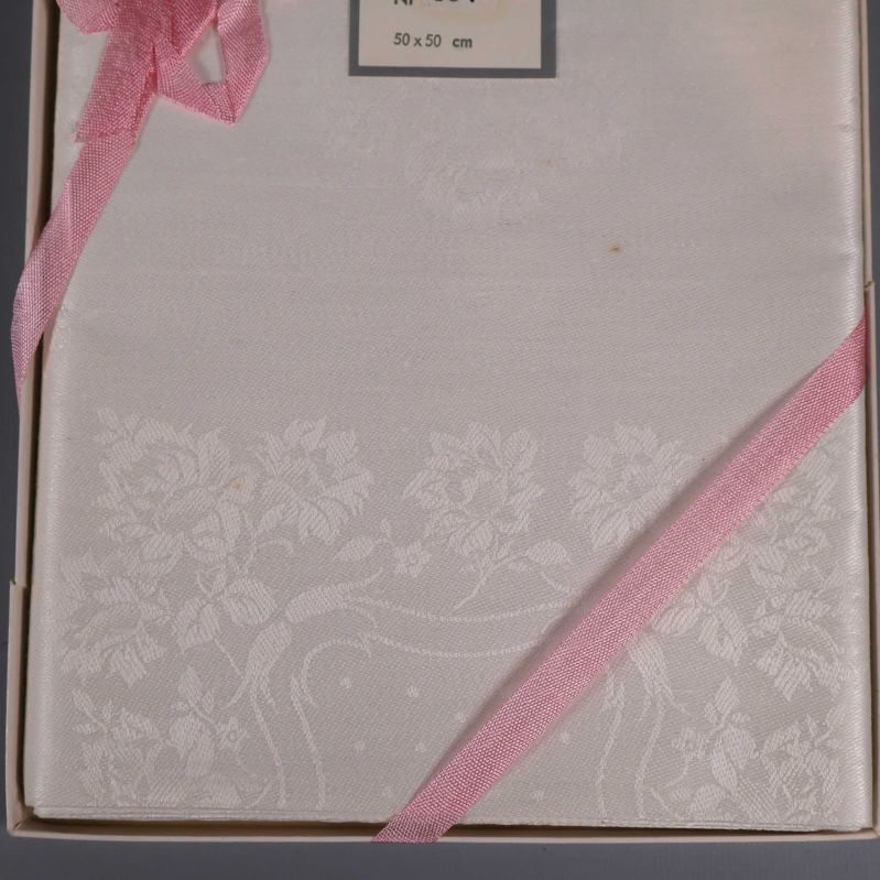 Blommönstrad linneservett i detalj