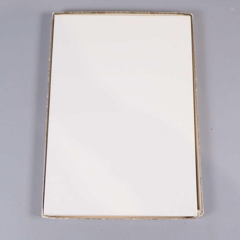 Vit baksida av förpackningen till linnehandduk