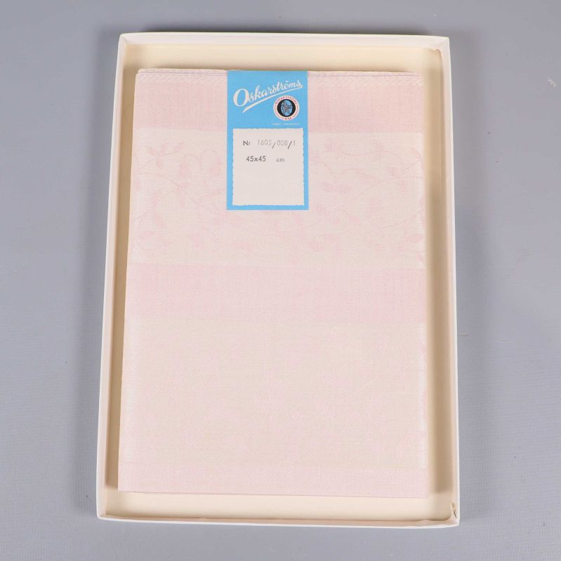 Linne servetter i kartong med etikett från Oskarströms