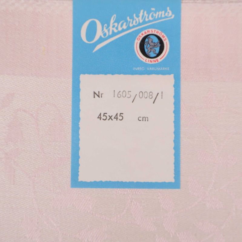 Närbild på etiketten med mått 45x45 cm