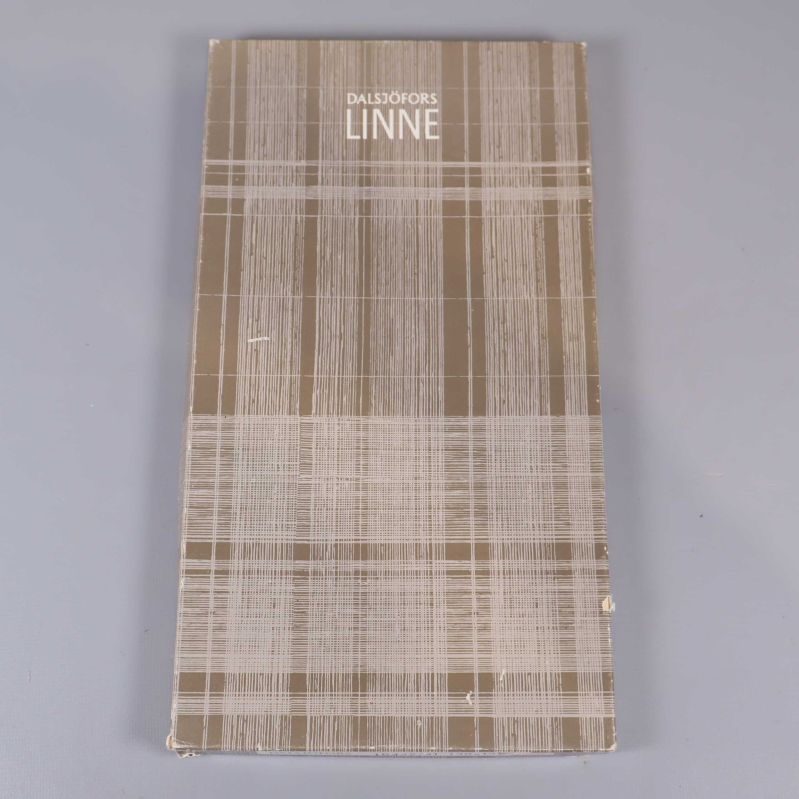 Stängd kartong med texten Dalsjöfors Linne
