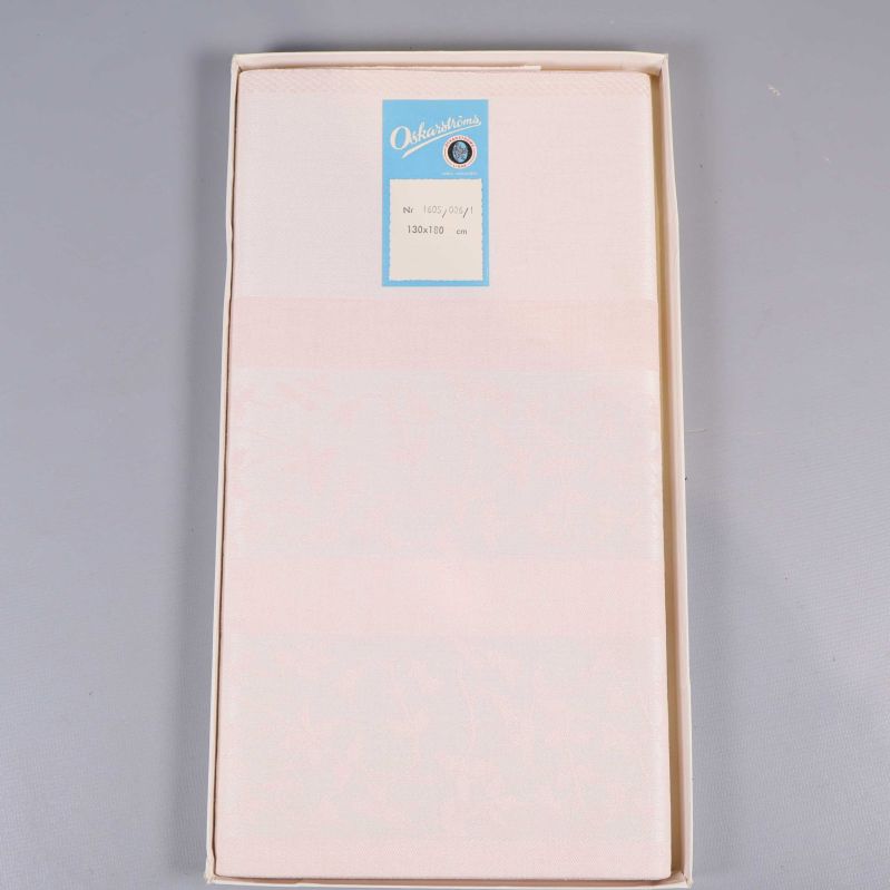 Vikt duk med etikett i öppen kartong