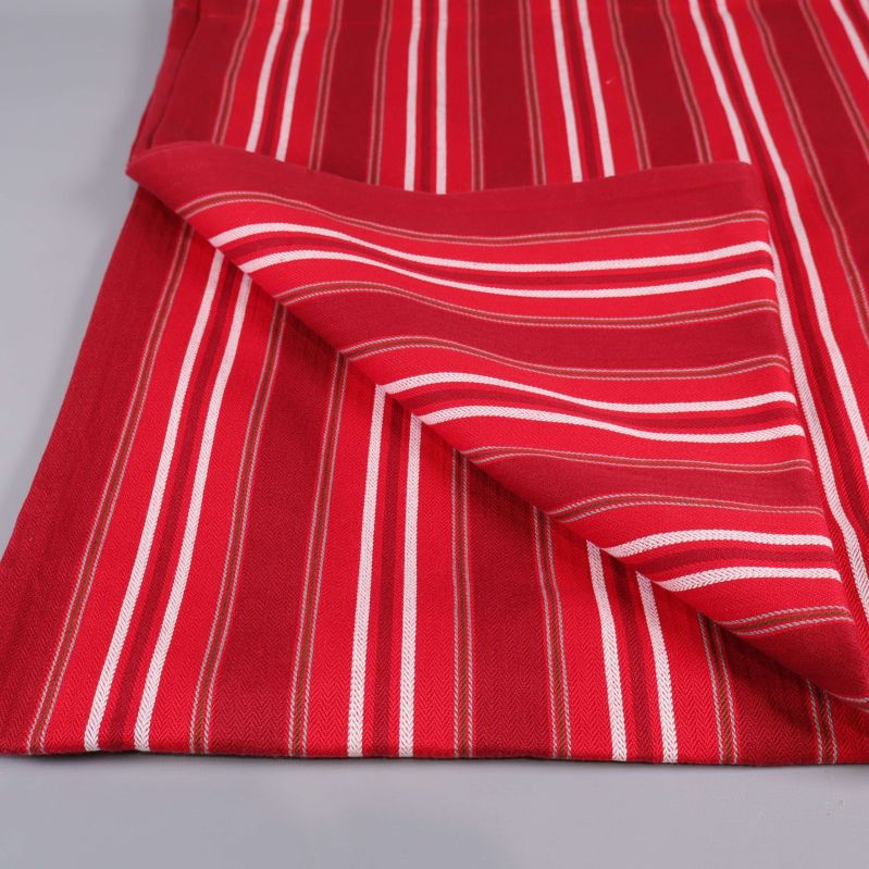 Närbild på gardinens hörn och fåll