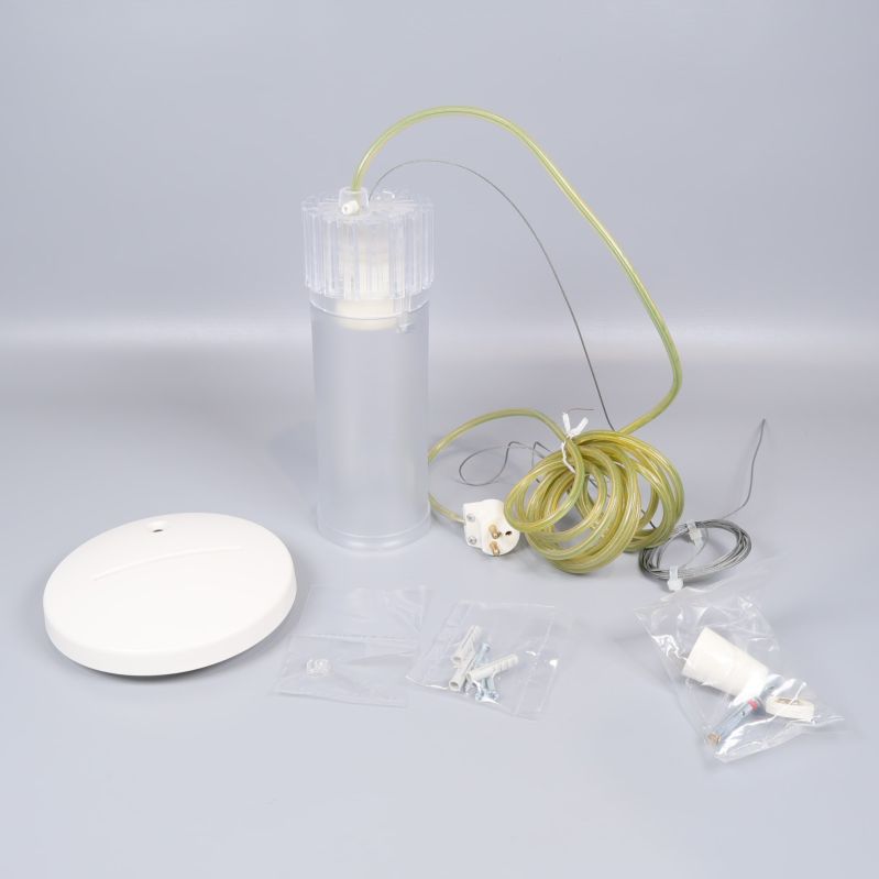 Taklampans delar och upphängningskit upplagda på golv