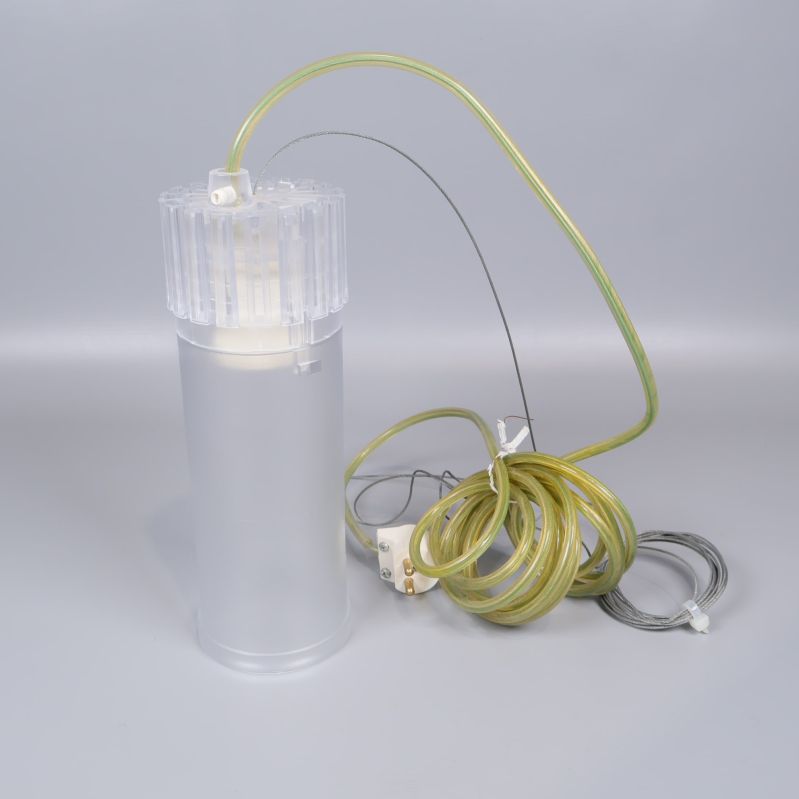 Taklampans huvuddel tillsammans med sladd och upphängning