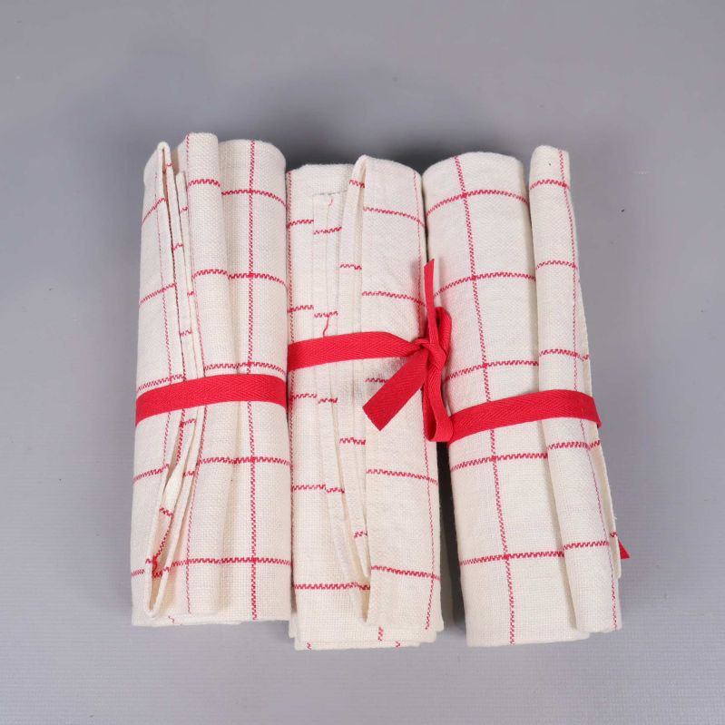 Baksidan av rullade handdukar med rutigt mönster